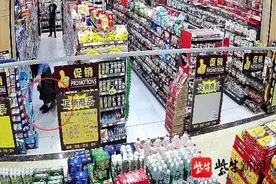 女友穿裙子遭人偷拍，被男友抓个正着！一翻偷拍者手机大量裙底照片图片