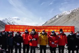 2020年春季登山垃圾清理回收仪式在珠峰大本营举行图片