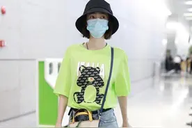 王丽坤彻底瘦成“纸片人”，穿短裤走机场，看完这膝盖不想减肥了图片