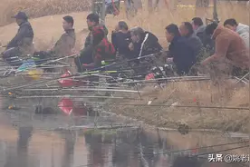 放生了！钓鱼的排队等候，捕鱼的严阵以待，到底谁亵渎了“神灵”图片