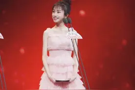 “明玉”姜梓新太瘦了吧？粉色蛋糕裙撑不满，骨感十足像大头娃娃图片