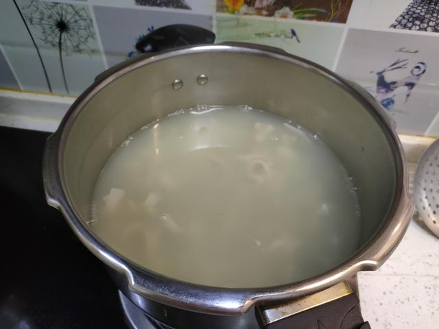 做猪皮冻，猪皮和水的比例是多少？教你正确做法，Q弹紧实无腥味