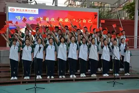 08奥运年出生的孩子们，手持国旗高声歌唱，为祖国母亲庆生图片