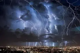 南美洲“闪电湖”，每年遭受130万次雷击，黑夜和白天一样耀眼图片