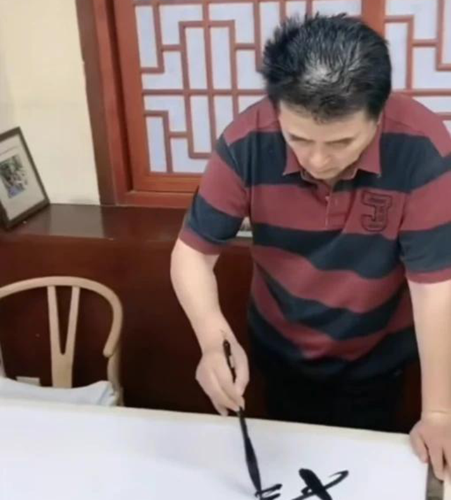 毕福剑隐退多年再出镜，当年光鲜全然不再，现身小饭馆为友人题字