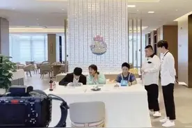 吴彤绝对是故意的，宋小宝、范丞丞扮演白鹤少年，这肤色差太搞笑图片
