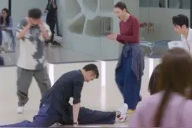 50岁胡兵和超模刘雯PK一字马，劈叉劈了2米3，把刘芸吓出表情包图片