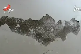 墙皮脱落渗水，安置房居民苦不堪言，物业房管局却互相推诿图片