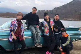 周杰伦谢霆锋一行在富士山脚下野营聚餐图片