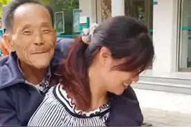 四川一儿媳背腿脚不便的公公去赶集，旁人称赞孝顺：年轻人的榜样图片