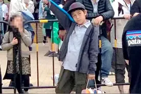 网友看话剧偶遇刘烨妻儿，诺一乖巧帅气跟父母一样对表演有兴趣图片