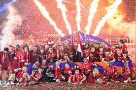 利物浦夺英超冠军的背后，有无数充满斗志的人图片