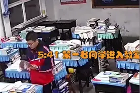 河北一中学监控曝光，无意拍下教室中的两位学生，值得家长深思图片
