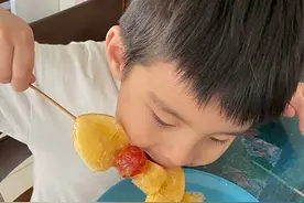孙茜3岁儿子罕见曝光！吃糖葫芦憨态可掬，其父被扒背景不简单图片