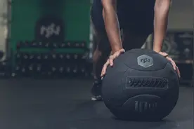 健身小工具药球的3种王牌动作详解图片