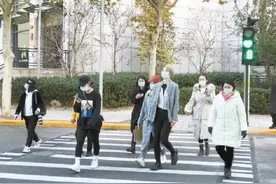 等一个红灯都是爱你的形状！朝阳区华贸中路心形红绿灯成“网红”图片