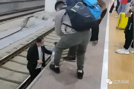事发南京南站！女子等车时突然跳下站台！图片