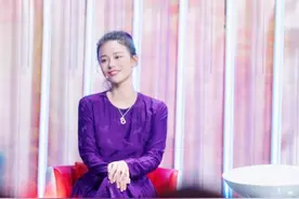 31岁的马思纯身穿紫色缎面长裙，高扎马尾造型，元气少女十足图片