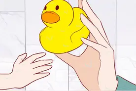 买给孩子的洗澡鸭差点让他失明，这类网红玩具一定要经常更换图片