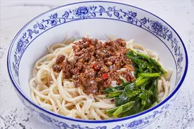 手擀面为啥一煮就断？大厨教你记住2点，吃起来爽滑又劲道图片