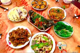 出嫁女回娘家，亲妈做了一桌菜，晒朋友圈火了，网友：果然是亲妈图片