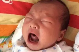 婴儿常见的“小动作”，代表他想靠近父母，不要忽略娃的请求图片