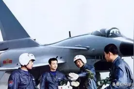 中国公布歼-10战机格斗画面，飞行员全程飙英语，引发网友热议图片
