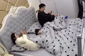 浙江一爸爸上床睡觉，掀开被子被“蛇”吓到滚下床，妈妈反应亮了图片