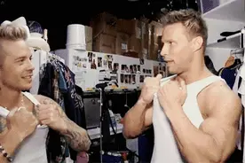 男星用“假腹肌硅胶衣”被揭穿，这年头肌肉也能明目张胆造假？图片