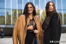 黛米·摩尔和女儿在巴黎时装秀上惊艳亮眼图片