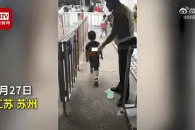 第一天开学妈妈就接晚了，没想到萌娃张口来了句......图片