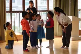 母亲去孩子幼儿园当保育员，以为能兼顾工作和家庭，没多久后悔了图片