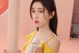 鞠婧祎涂完口红喝酸奶, 当镜头移开暴露真相, 严重怀疑自己眼睛图片