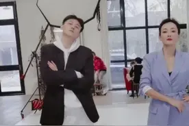 47岁牛莉与小鲜肉热舞，魔性扭动，舞姿动作幅度大暴露好身材？图片