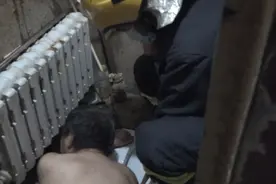 尴尬！洛阳一男子手卡蹲便器“无法自拔”，消防员5分钟解困图片