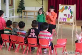 幼儿园放学3天，女孩没有父母来接，老师打开书包后立马报警图片