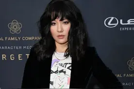 吴恬敏黑丝绒套装休闲干练，遮肉显瘦增添气场，发型有些雷人图片