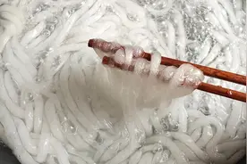 想吃土豆粉条别出去买，在家就能做，步骤简单，不加矾，爽滑筋道图片