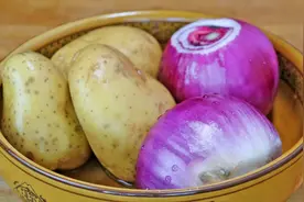 洋葱土豆别再炒了，学会这样做，比吃肉还香，出锅就扫光，真解馋图片