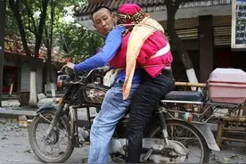 汶川地震后，骑摩托背亡妻回家的男人，经历过舆论风暴后归于平和图片