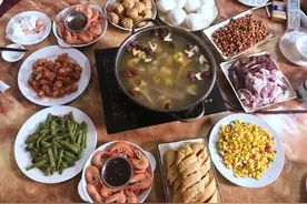 婆婆生日下馆子，点8菜1汤，在朋友圈火了，网友：太寒酸，没眼看图片