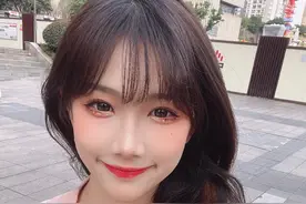 路人镜头中的网红，钟婷颜值高，紫然长得高，蔡萝莉像假洋娃娃图片