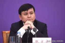 网传张文宏年薪180万，网友：他不配吗？张教授的回应很霸气图片