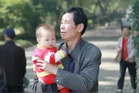 爷爷哄孙女睡觉，妈妈发现异样后制止！爷爷带娃的尴尬事提前知道图片