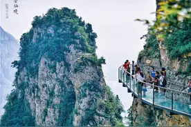 实拍河南云台山的玻璃栈道，1080米悬崖上看风景，风景壮观如仙境图片