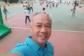 体操王子李宁近照曝光，携一双儿女出席活动，儿子这一点比他强视频封面
