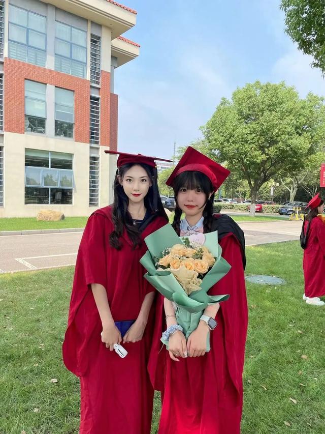 中央美院的学士服美上热搜！这是什么神仙毕业现场？