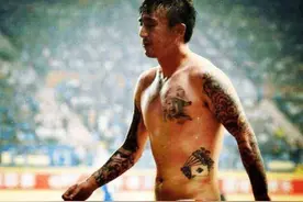 国足被骂白斩鸡，中超最佳射手很委屈：不喝酒抽烟，却练不出腹肌图片