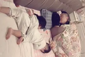 婆婆偷拍夫妻俩睡觉的照片火了，引网友感慨：果然孩子是个意外图片