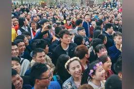 相亲大会跟菜市场一样明码标价，一位女子怒了，你当是选妃现场？图片